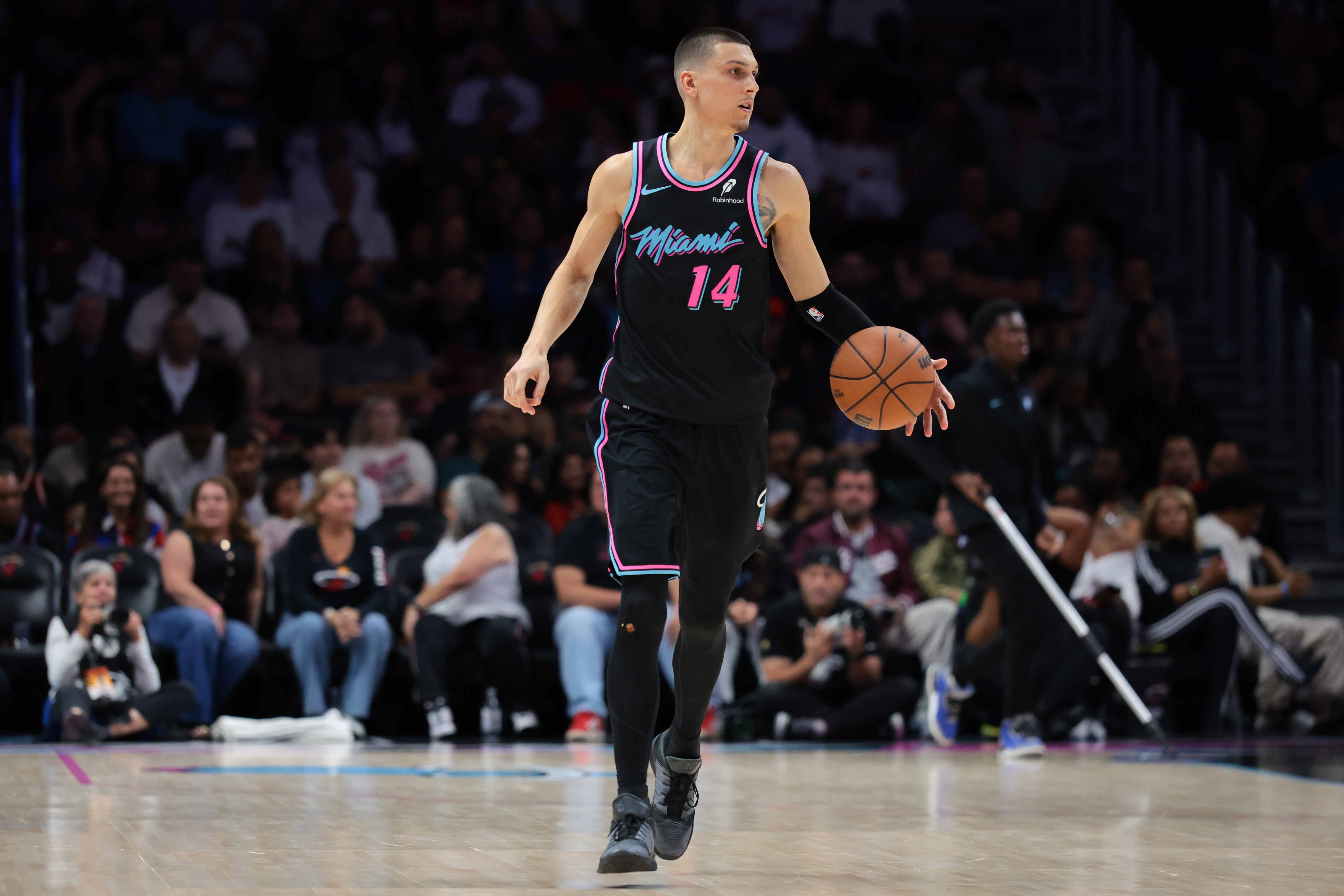 pg电子游戏官网官方网站-热火迎战魔术 希罗&amp;鲍威尔&amp;韦尔&amp;亚库乔尼斯出战 维金斯缺阵